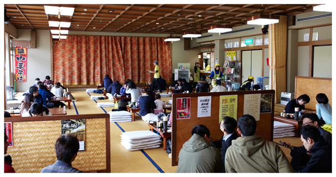 琴平 荘では大広間でラーメンを食べられます。