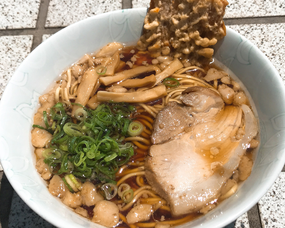 大粒背脂の乗った本場地元の尾道ラーメン