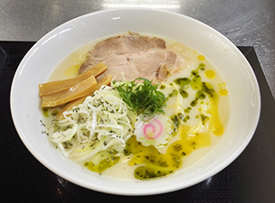 次世代鶏白湯オーロラバジルソースラーメン