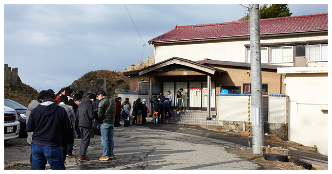 11時のオープン前には50人近くが並びます。（2014年12月末訪問時）