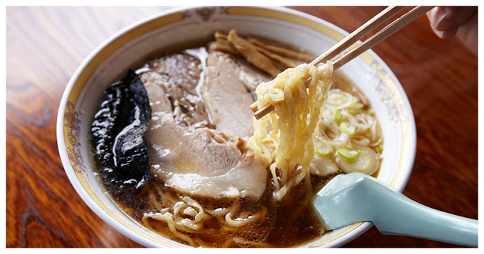 おきまりの麺リフトも。